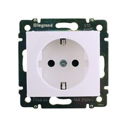 VALENA Розетка с заземлением 2К+З со шторками белая 774222 - фото 21487